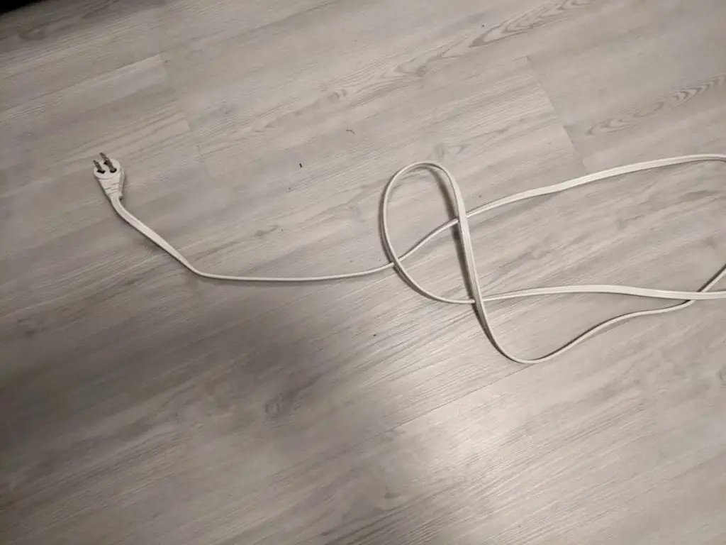 Flat plug extension cord